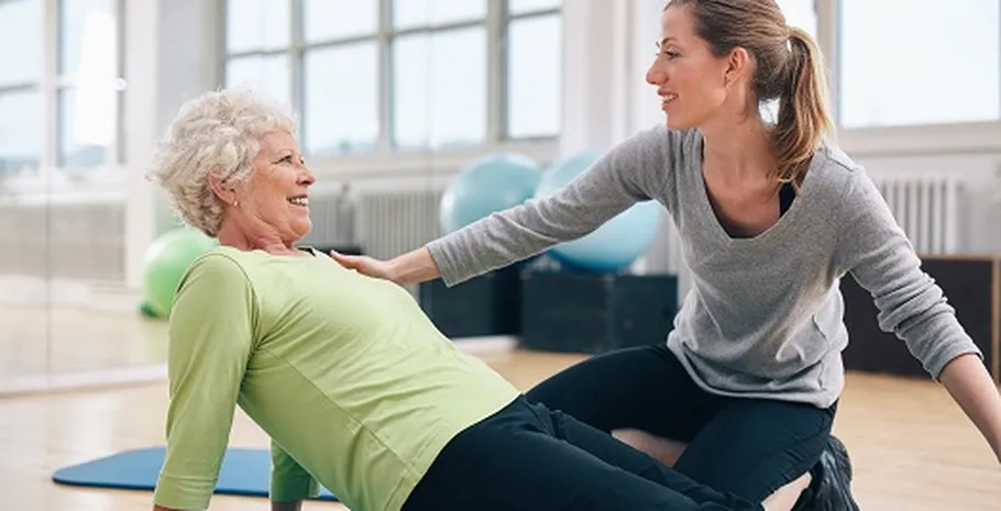 Instruktor skupinových lekcí pilates pro seniory